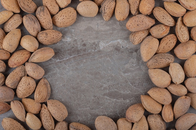 Free photo delectable almonds on the tray on the marble surface