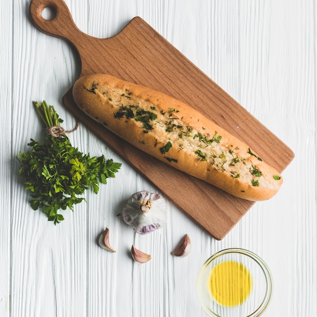 Free photo delicious baguette with seasoning on board