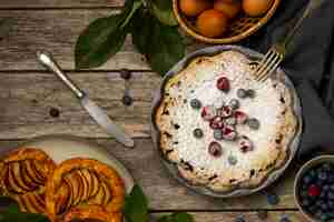 Free photo delicious blueberry pie above view