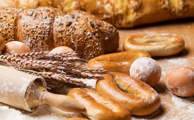 Free photo delicious bread, bagels and eggs on the table