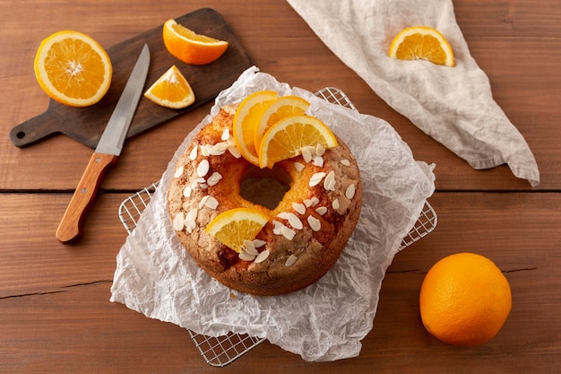 Free photo delicious bundt cake with oranges arrangement