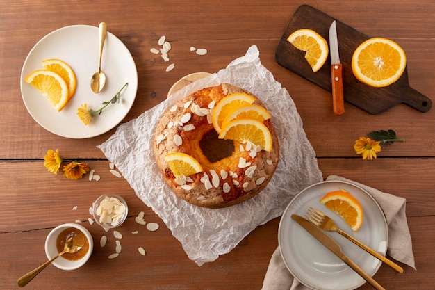 Free photo delicious bundt cake with oranges arrangement