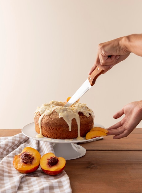 Free photo delicious bundt cake with oranges arrangement