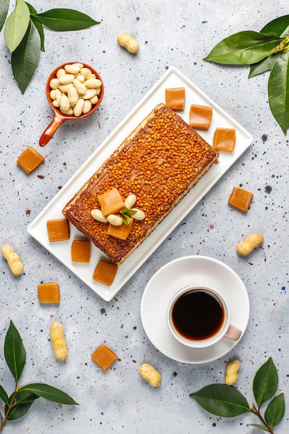 Free photo delicious caramel and peanut cake with peanuts and caramel candies,top view