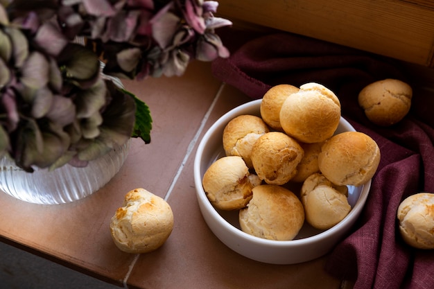 Free photo delicious cheese bread baked arrangement