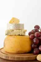 Free photo delicious cheese with fresh grapes