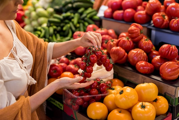 Free photo delicious cherry tomatoes and big tomatoes