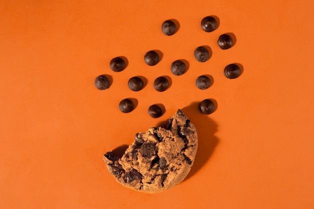 Free photo delicious chocolate chips cookie flat lay