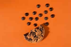 Free photo delicious chocolate chips cookie flat lay