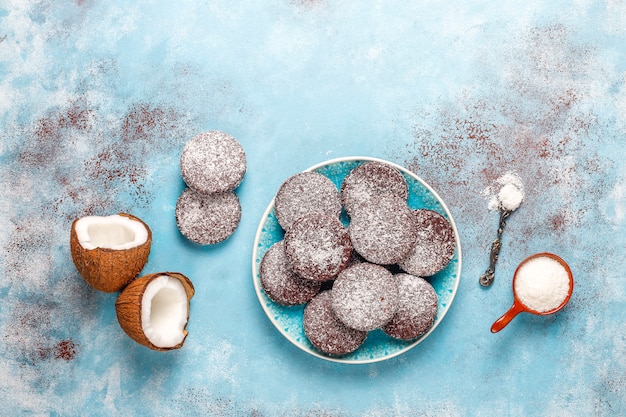 Free photo delicious chocolate and coconut cookies with coconut, top view