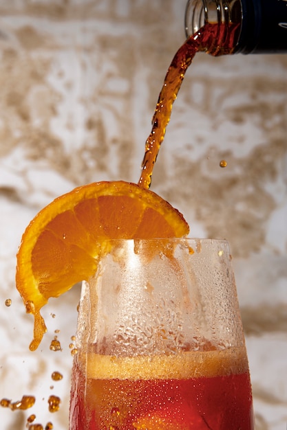 Free photo delicious cocktail with orange slice