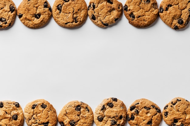 Free photo delicious cookies in row with copy space