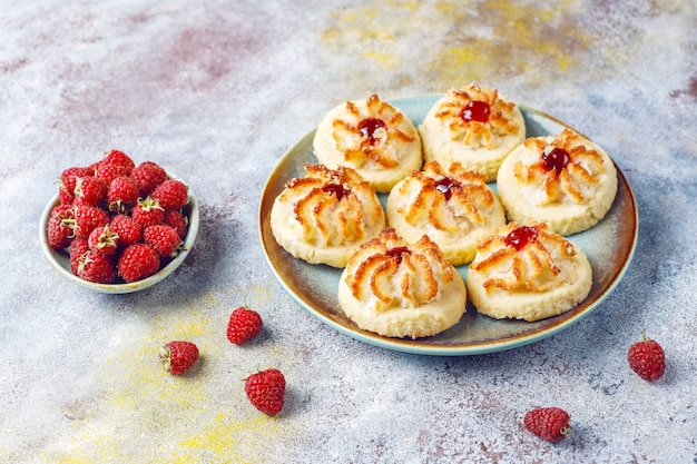 Free photo delicious cookies with raspberry jam and fresh raspberries.