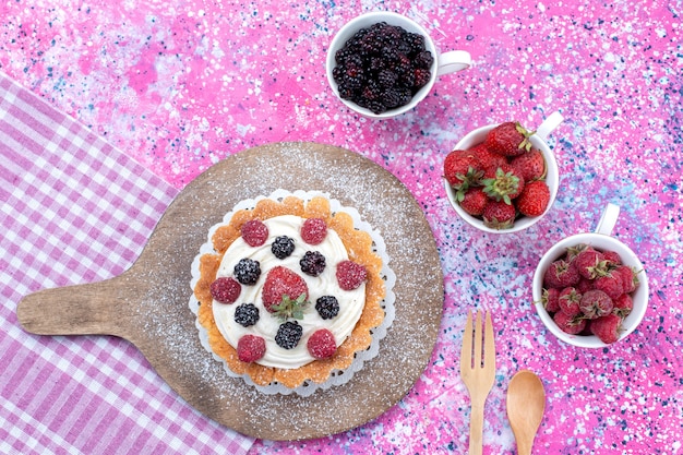 Free photo delicious creamy cake with fresh berries on bright-light, berry fruit color fresh mellow sour