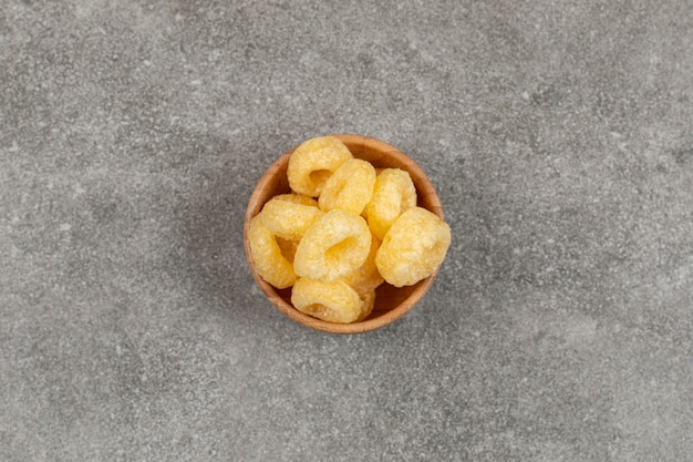 Free Photo delicious crunchy snack in wooden bowl.