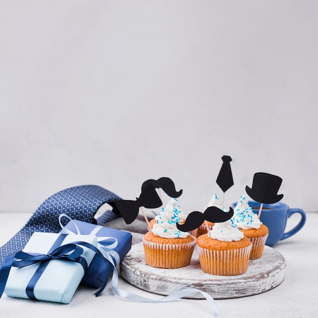 Free photo delicious cupcakes for father's day and gifts