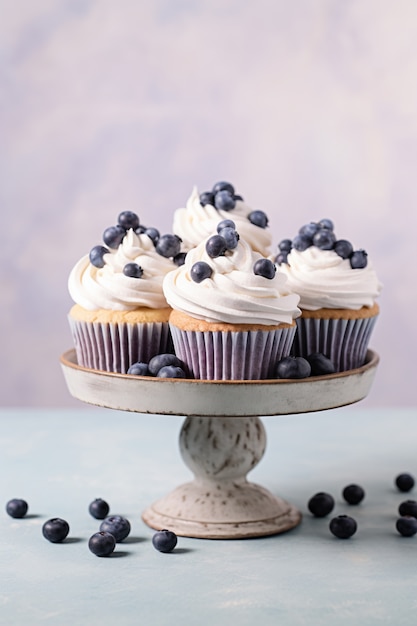 Free photo delicious cupcakes with blueberries