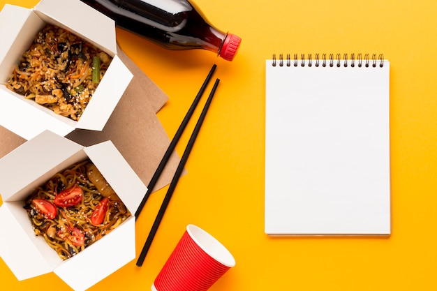 Free photo delicious fast food boxes with clipboard