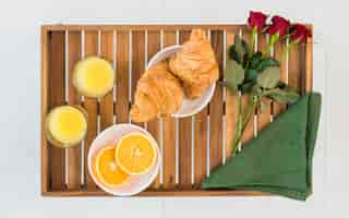 Free photo delicious food and roses on breakfast table