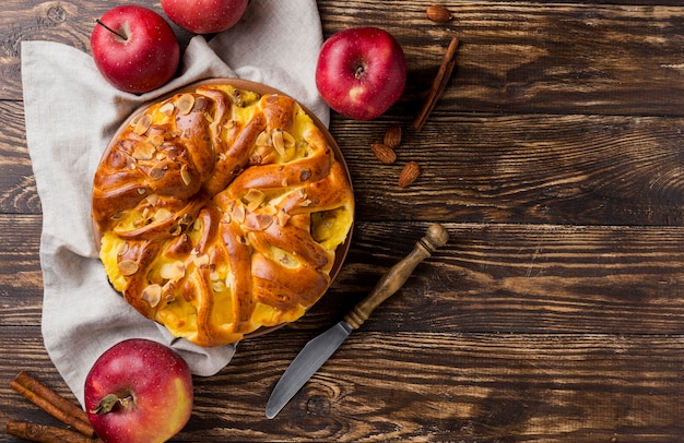 Free photo delicious fresh apple pie on wooden background