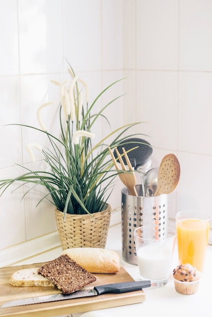 Free photo delicious fresh breakfast on kitchen worktop