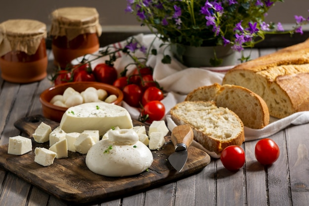 Free photo delicious fresh cheese arrangement