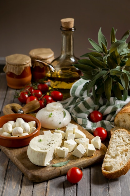 Free photo delicious fresh cheese arrangement