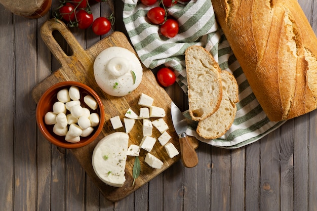 Free photo delicious fresh cheese arrangement