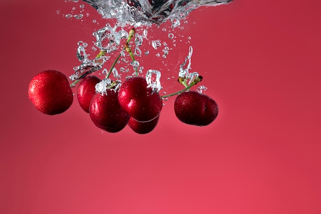 Free photo delicious fresh cherry in water