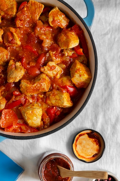 Free photo delicious goulash on table still life top view