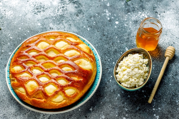 Free photo delicious homemade cottage cheese pie tart with fresh cottage cheese and honey