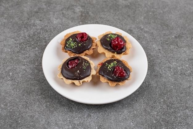 Free photo delicious homemade fresh cookies. freshly baked cookies on white plate.