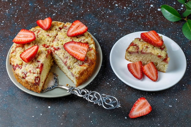 Free Photo delicious homemade strawberry crumble cake with fresh strawberry slices