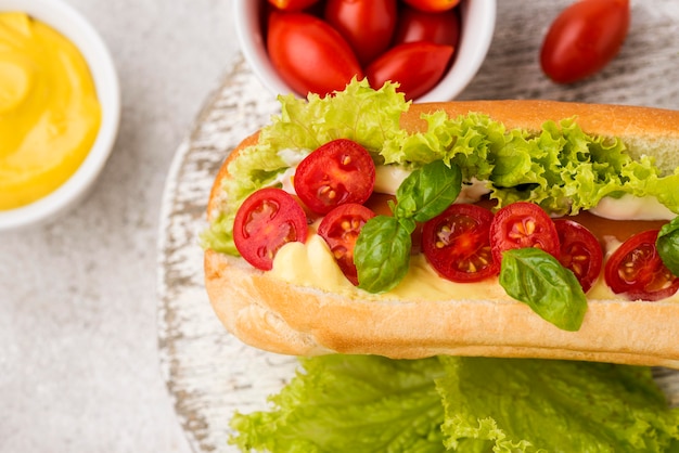 Free photo delicious hot dog with tomatoes and lettuce