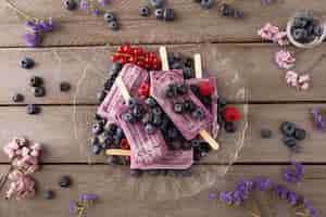 Free photo delicious ice cream with forest fruits arrangement