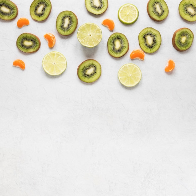 Free Photo delicious kiwi and lime slices with copy space