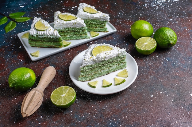 Free photo delicious lime cake with fresh lime slices and limes.