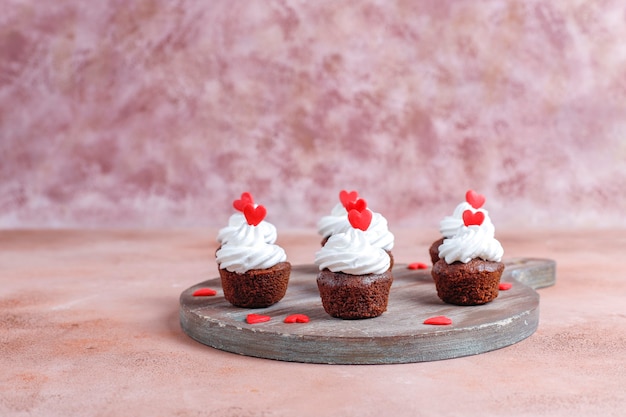 Free photo delicious mini chocolate cupcakes for valentine's day.