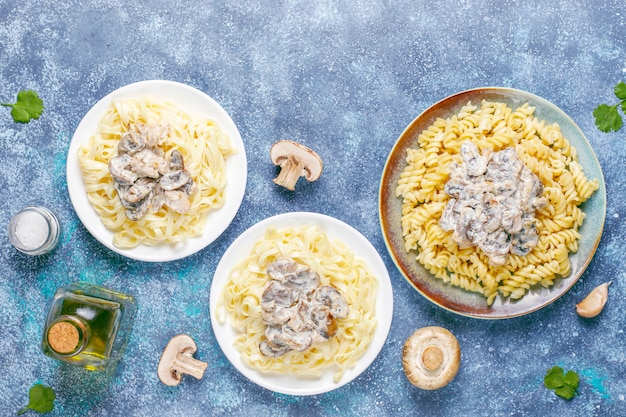 Free photo delicious mushroom and chicken pasta