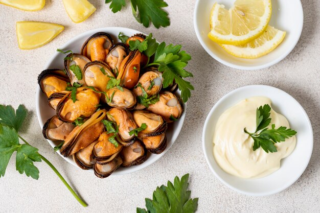 Delicious mussels with parsley and lemon