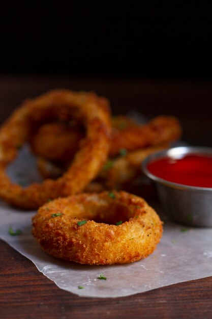 Delicious onion rings with sauce