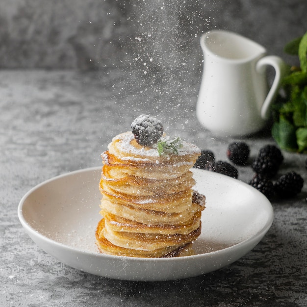 Free photo delicious pancakes with powdered sugar