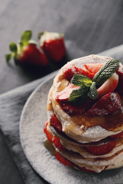 Free photo delicious pancakes with strawberries and honey