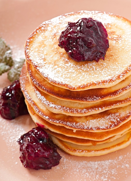 Free photo delicious pancakes with strawberry jam