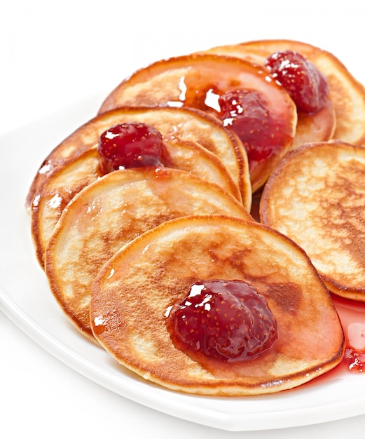 Free photo delicious pancakes with strawberry jam