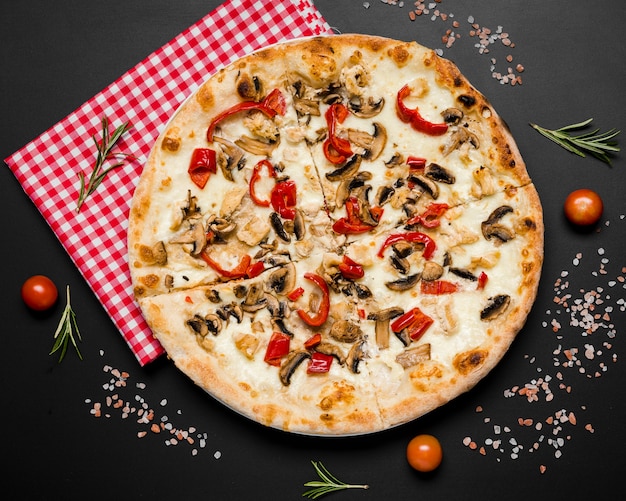 Free photo delicious pizza with mushrooms