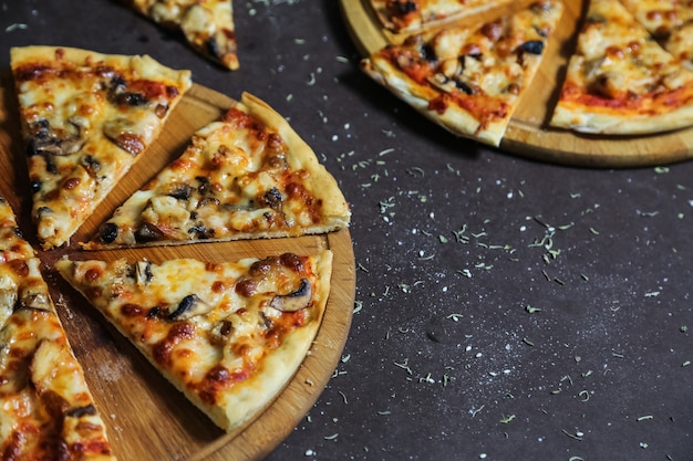 Free photo delicious pizzas with chicken, mushrooms and cheese