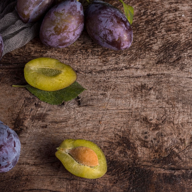 Free photo delicious plums arrangement top view