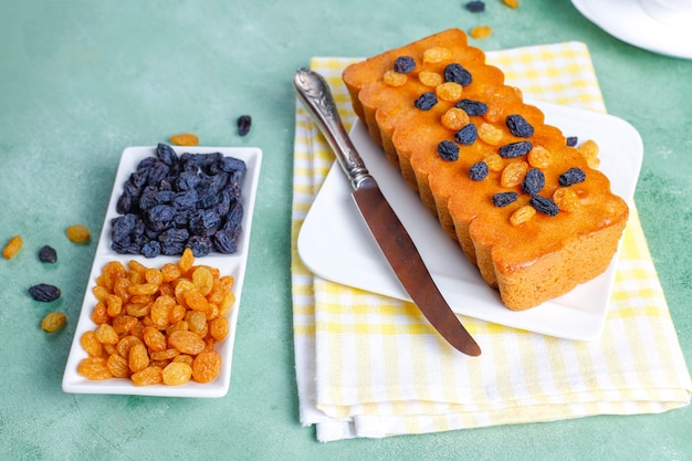 Delicious raisin cake with raisins.