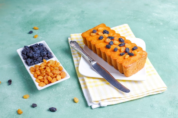 Delicious raisin cake with raisins.